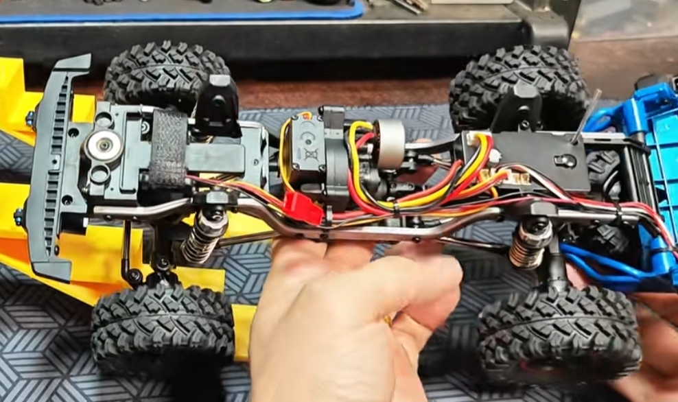 MJX Hyper Go H18P High Speed RC Car Inside Overview